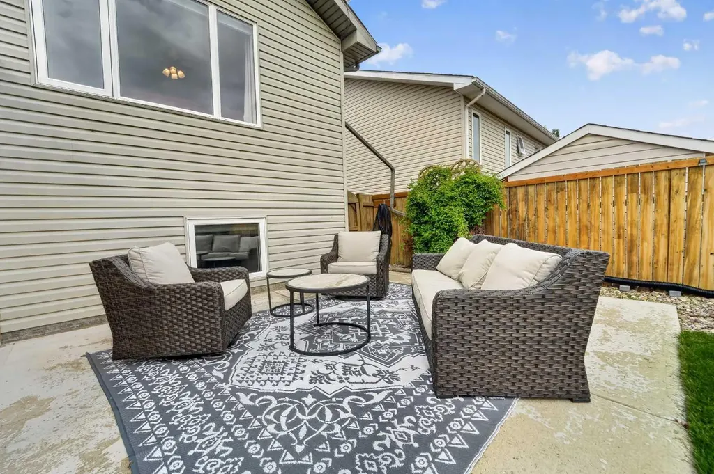 382 Heritage Boulevard W Lethbridge AB T1K 7M5