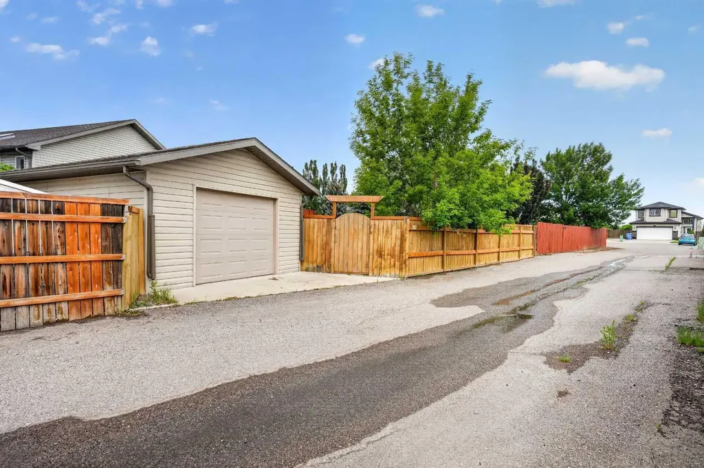 382 Heritage Boulevard W Lethbridge AB T1K 7M5