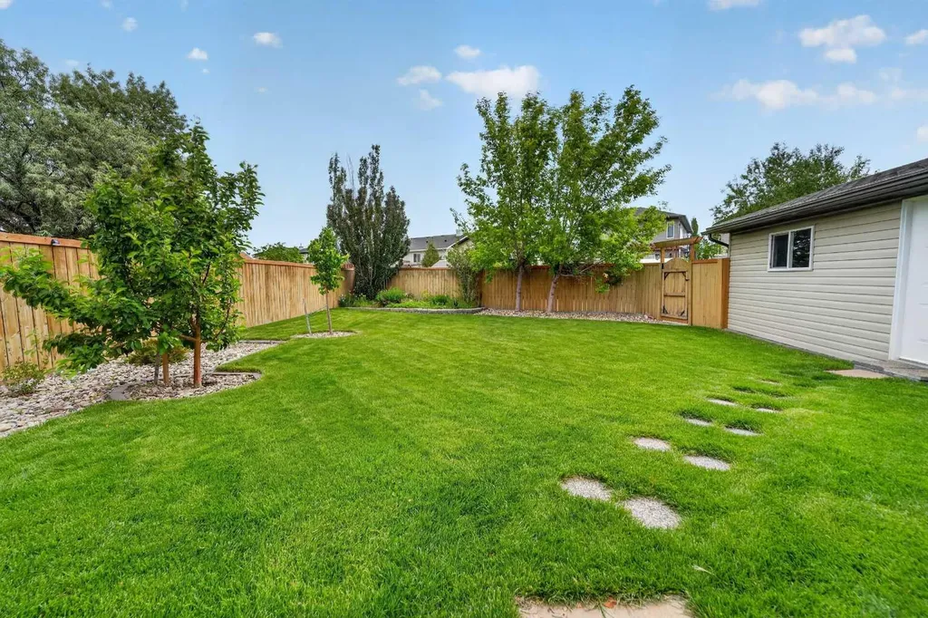 382 Heritage Boulevard W Lethbridge AB T1K 7M5