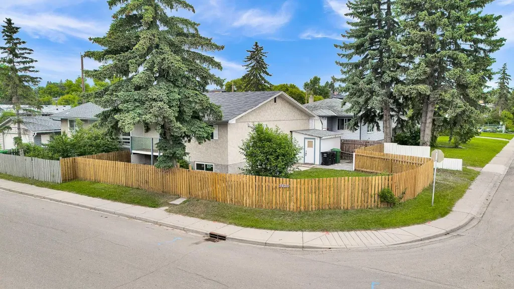 3820 14 Avenue SE Calgary AB T2A 0K3