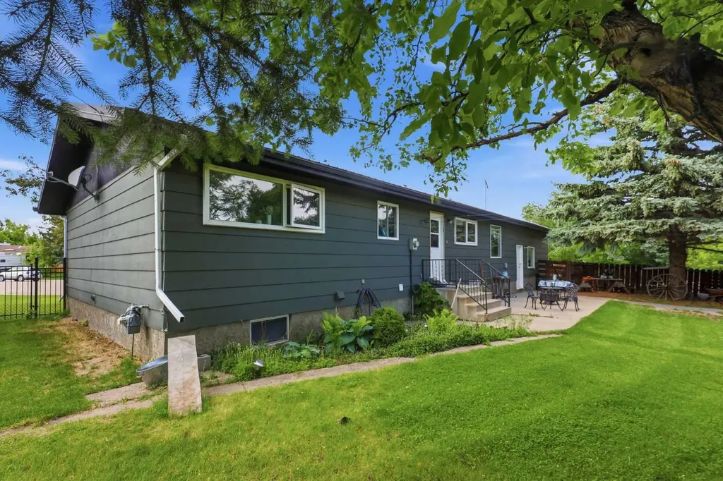 2305 17 Street Nanton AB T0L 1R0