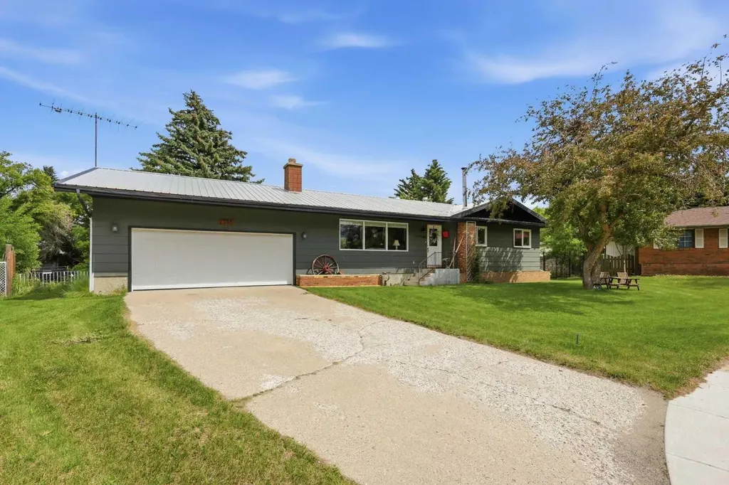 2305 17 Street Nanton AB T0L 1R0