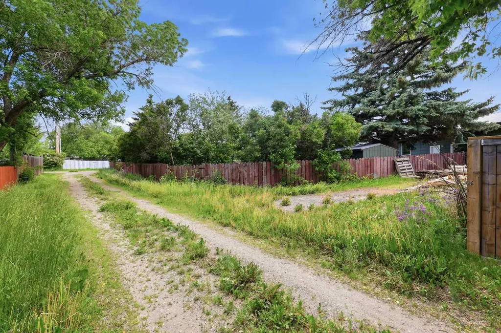 2305 17 Street Nanton AB T0L 1R0