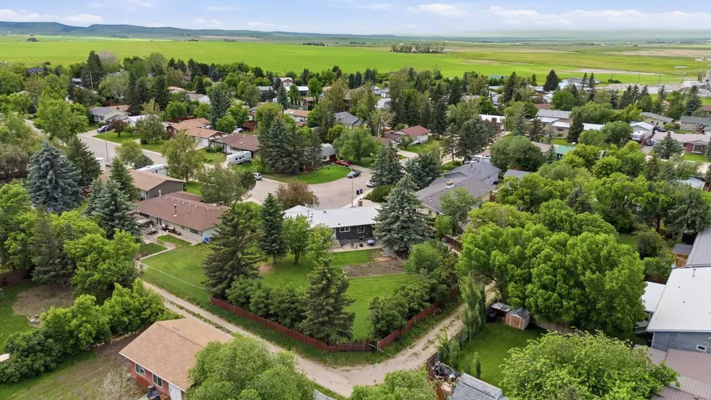2305 17 Street Nanton AB T0L 1R0