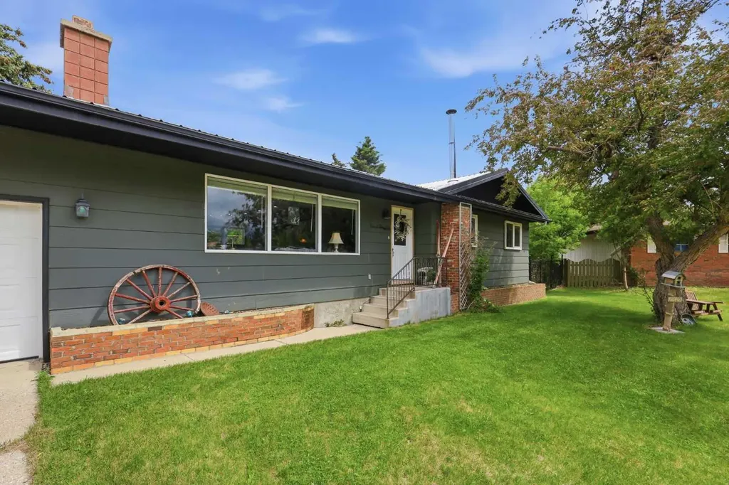 2305 17 Street Nanton AB T0L 1R0