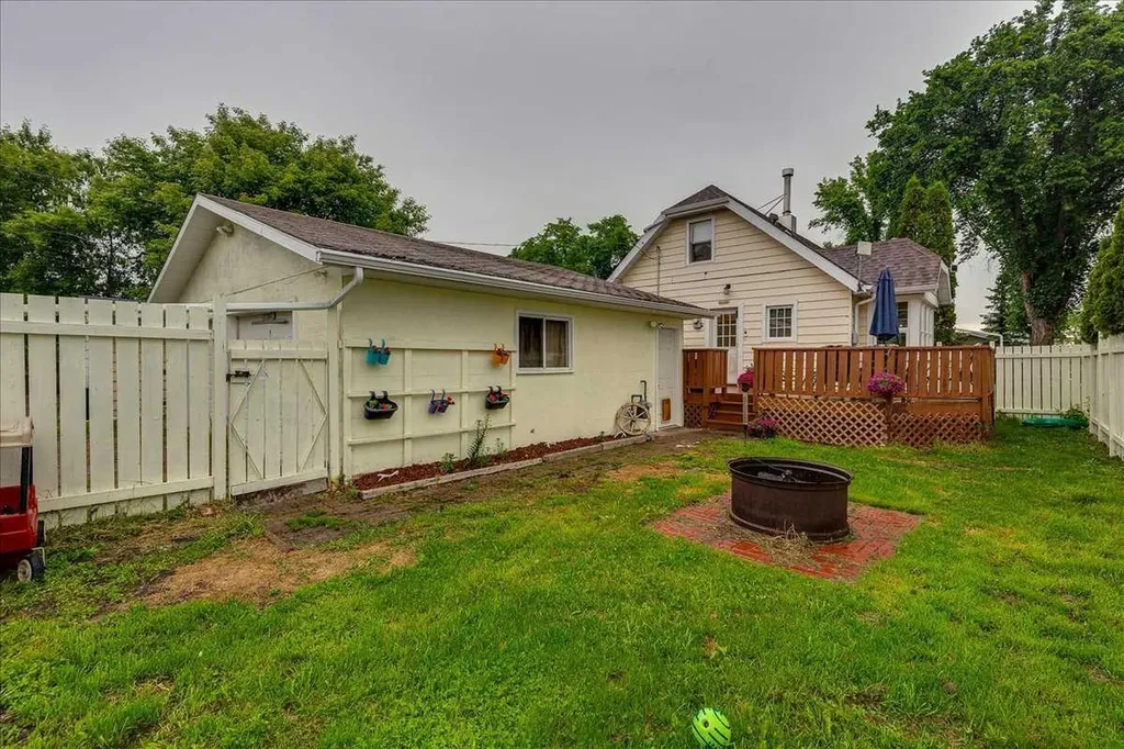 5105 53 Avenue Ponoka AB T4J 1H4
