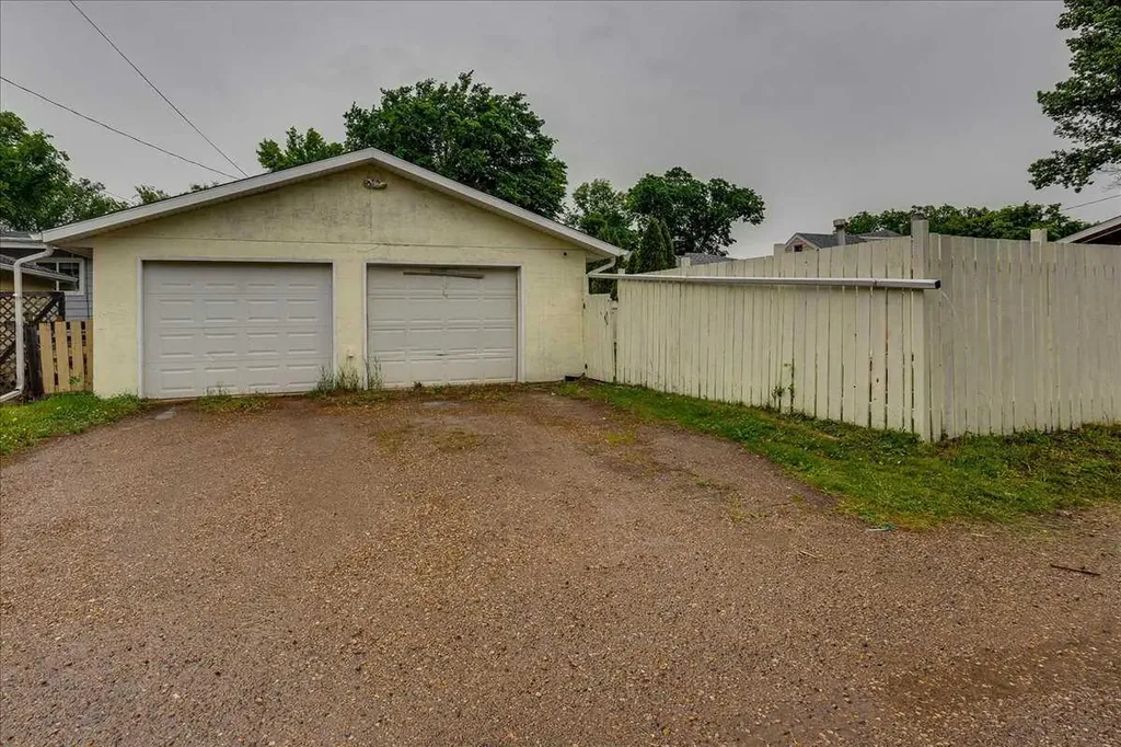 5105 53 Avenue Ponoka AB T4J 1H4