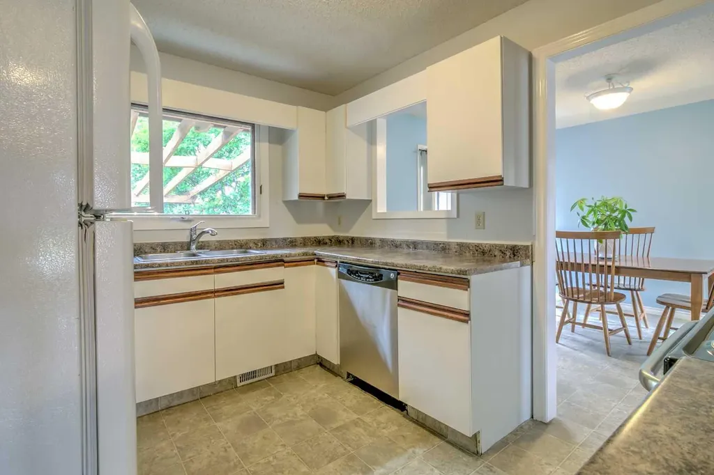 84 Erminedale Boulevard N Lethbridge AB T1H 5Y3