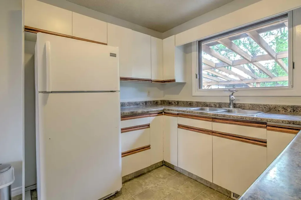 84 Erminedale Boulevard N Lethbridge AB T1H 5Y3