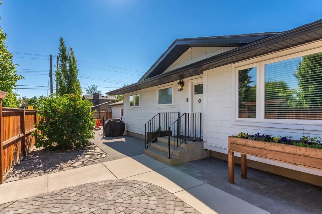 9504 3 Street SE Calgary AB T2J 0W8