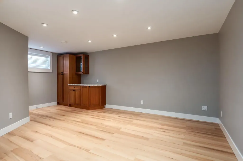 9504 3 Street SE Calgary AB T2J 0W8
