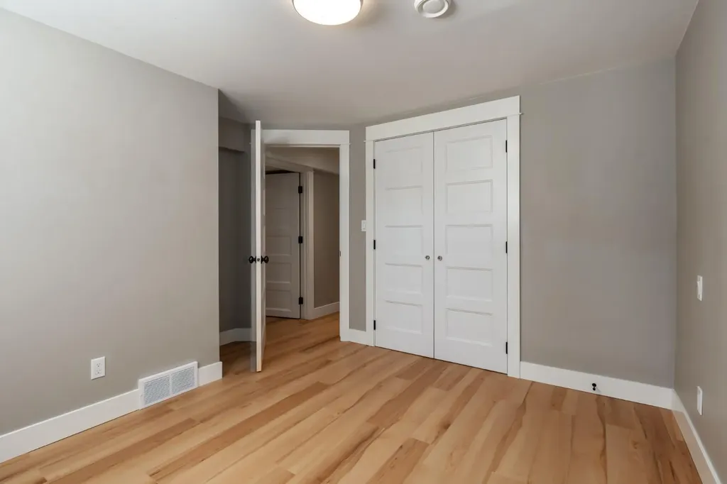 9504 3 Street SE Calgary AB T2J 0W8