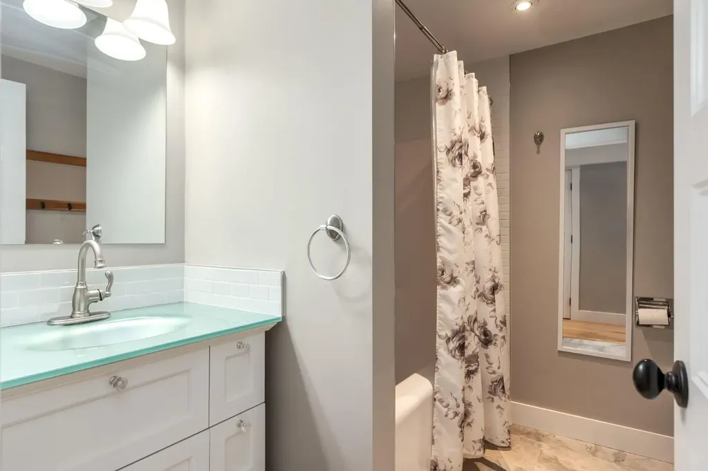 9504 3 Street SE Calgary AB T2J 0W8