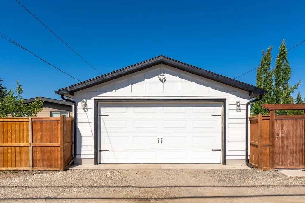 9504 3 Street SE Calgary AB T2J 0W8