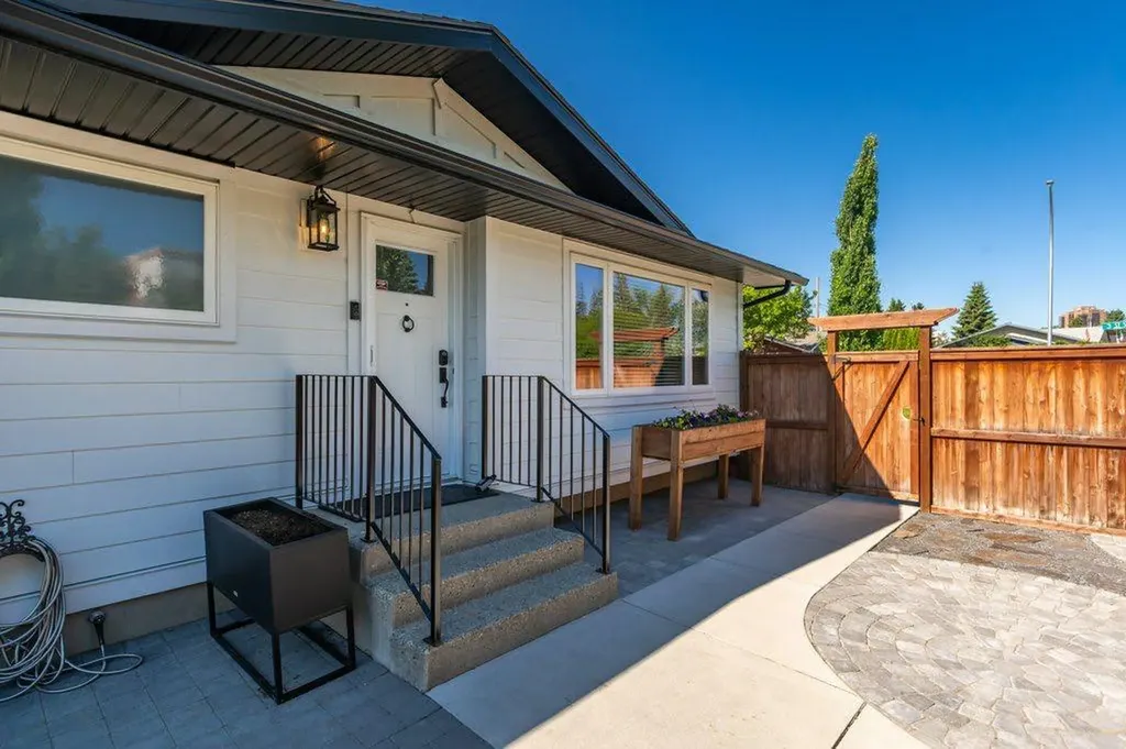 9504 3 Street SE Calgary AB T2J 0W8