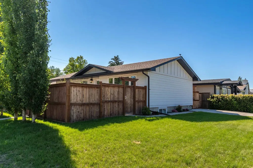 9504 3 Street SE Calgary AB T2J 0W8