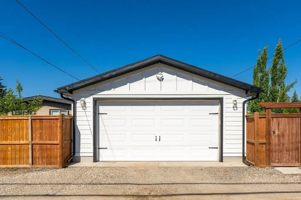 9504 3 Street SE Calgary AB T2J 0W8