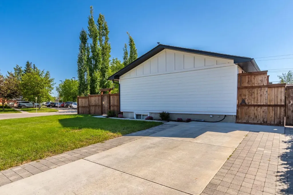 9504 3 Street SE Calgary AB T2J 0W8