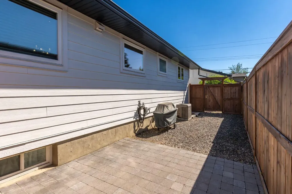 9504 3 Street SE Calgary AB T2J 0W8
