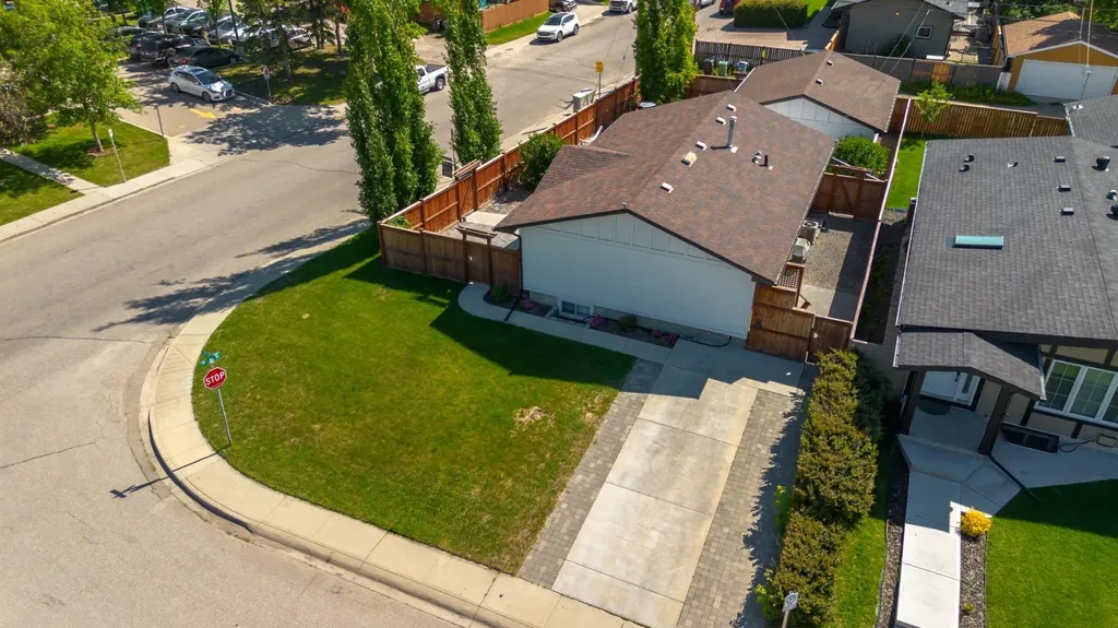 9504 3 Street SE Calgary AB T2J 0W8