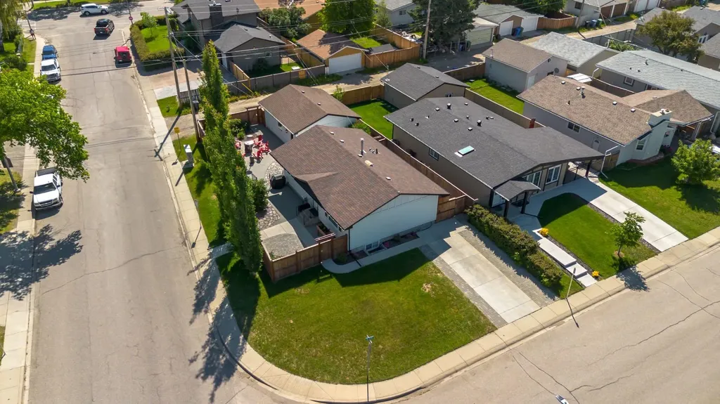 9504 3 Street SE Calgary AB T2J 0W8