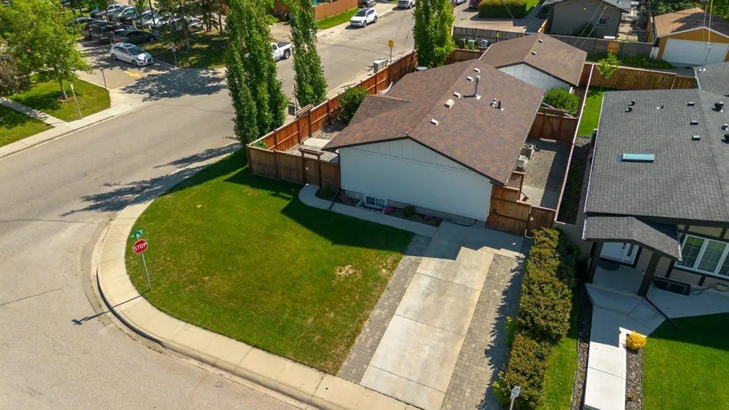9504 3 Street SE Calgary AB T2J 0W8