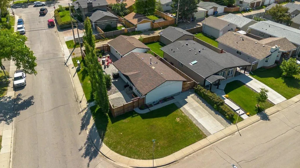 9504 3 Street SE Calgary AB T2J 0W8