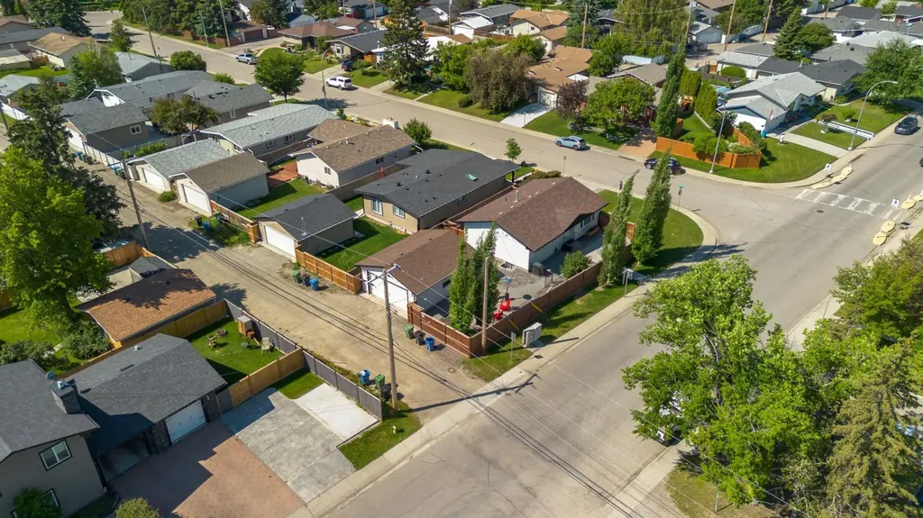 9504 3 Street SE Calgary AB T2J 0W8