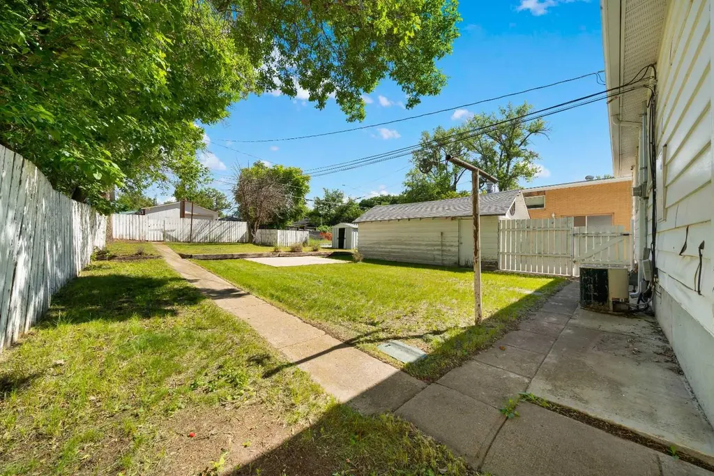 20 6 Street SW Medicine Hat AB T1A4H8