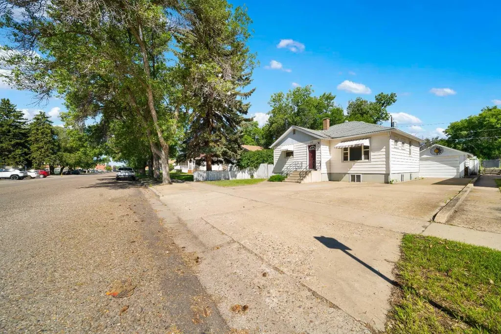 20 6 Street SW Medicine Hat AB T1A4H8
