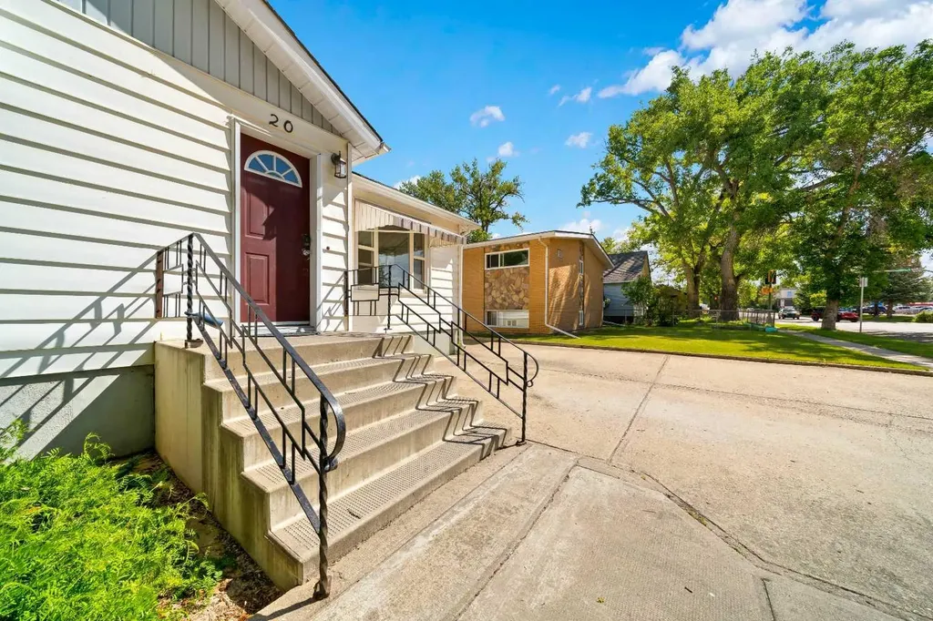 20 6 Street SW Medicine Hat AB T1A4H8