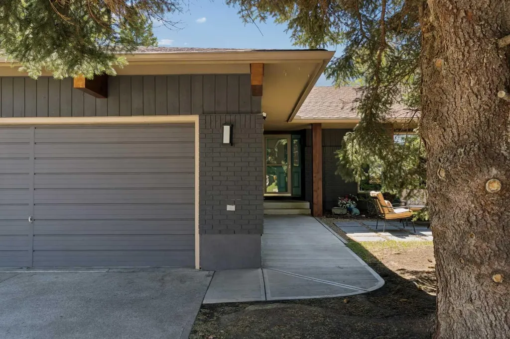 127 Parkglen Crescent SE Calgary AB T2J 4L9