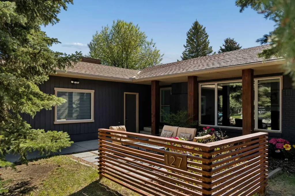 127 Parkglen Crescent SE Calgary AB T2J 4L9