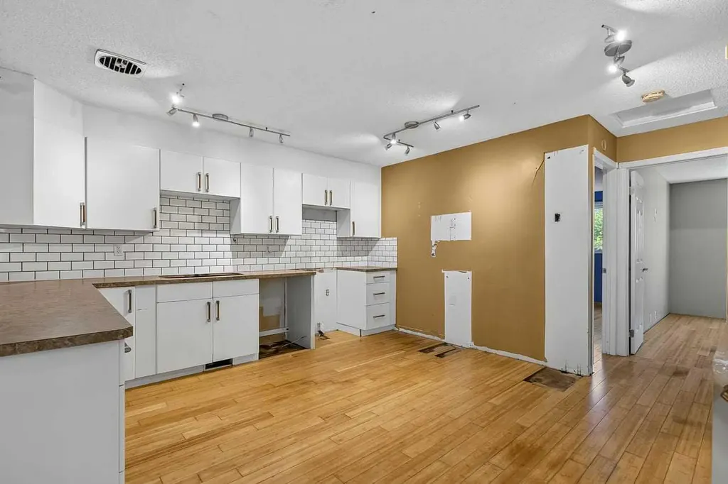 130 Woodbrook Way SW Calgary AB T2W4R6