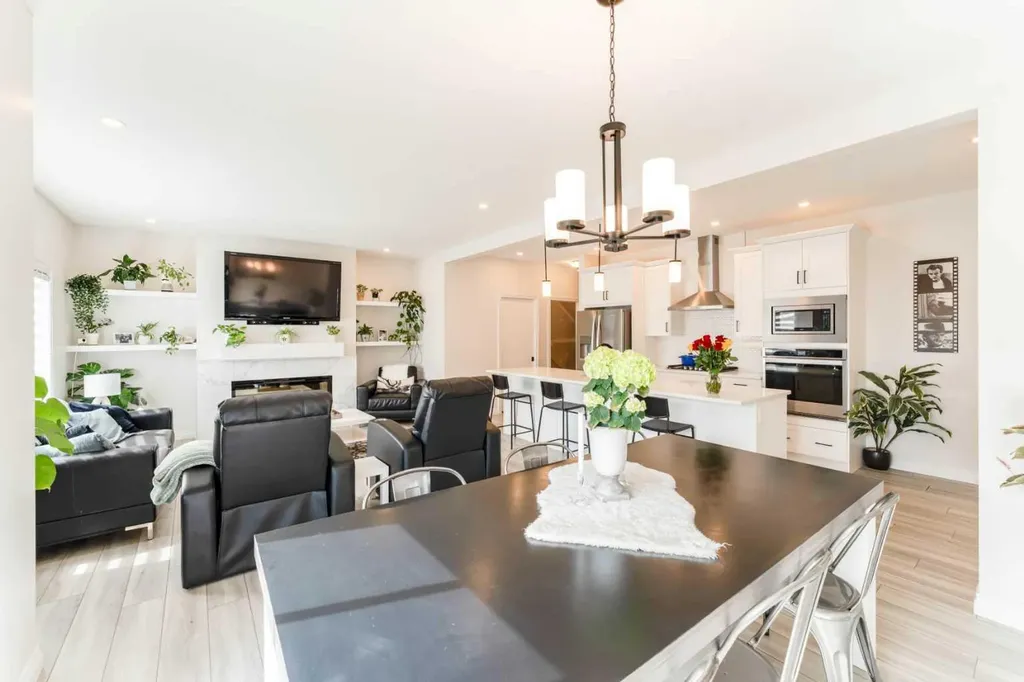 1484 Bayview Point SW Airdrie AB T4B 3N8