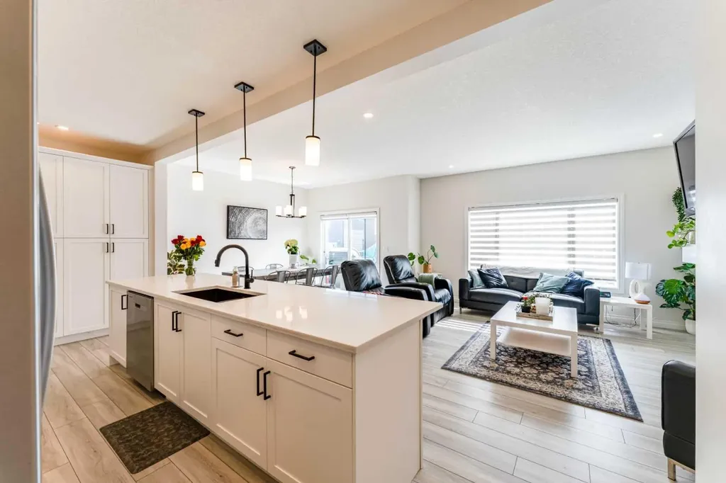1484 Bayview Point SW Airdrie AB T4B 3N8