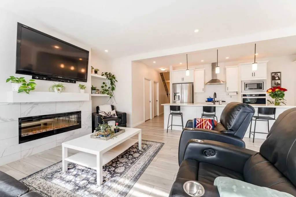 1484 Bayview Point SW Airdrie AB T4B 3N8