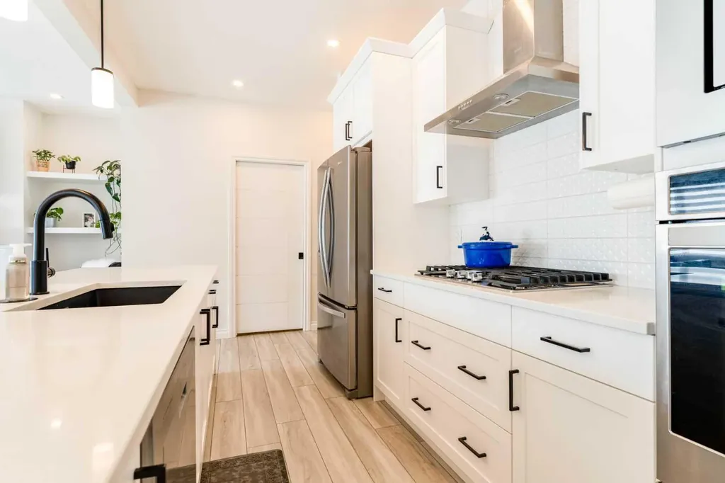 1484 Bayview Point SW Airdrie AB T4B 3N8