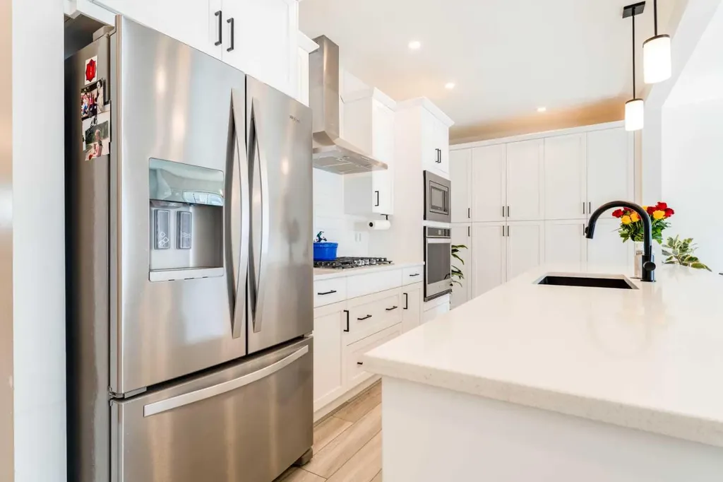 1484 Bayview Point SW Airdrie AB T4B 3N8