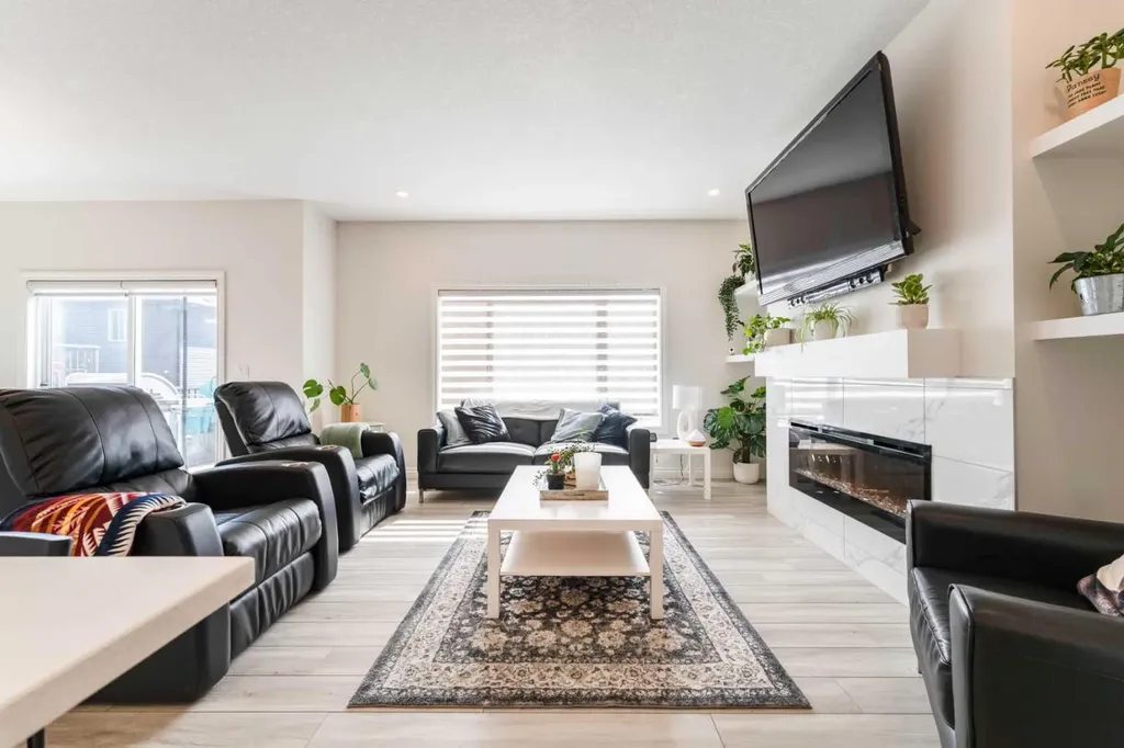 1484 Bayview Point SW Airdrie AB T4B 3N8