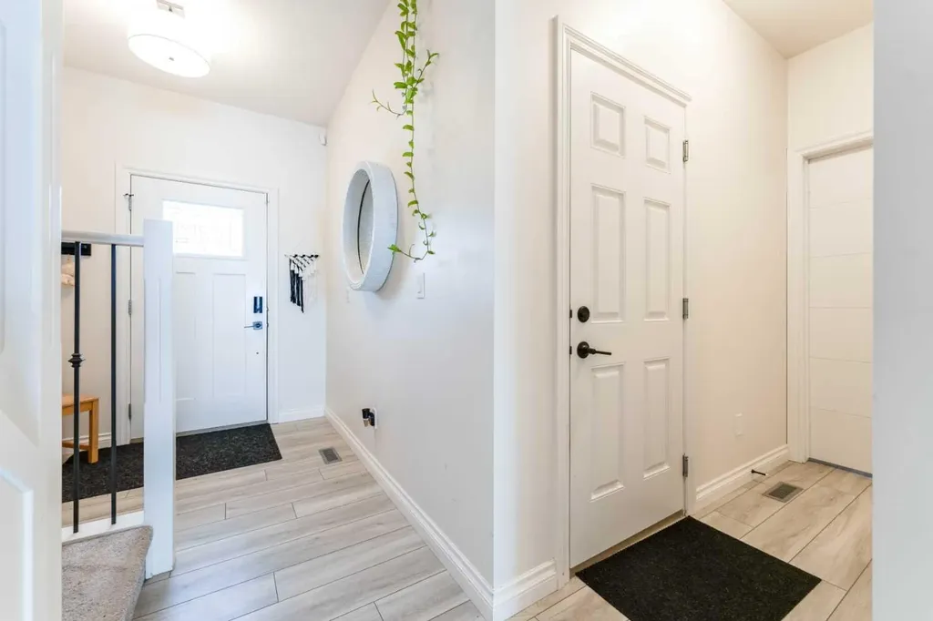 1484 Bayview Point SW Airdrie AB T4B 3N8