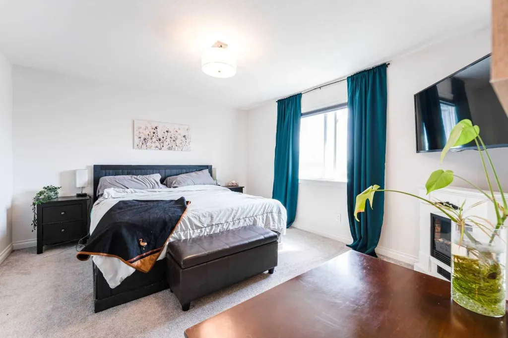 1484 Bayview Point SW Airdrie AB T4B 3N8