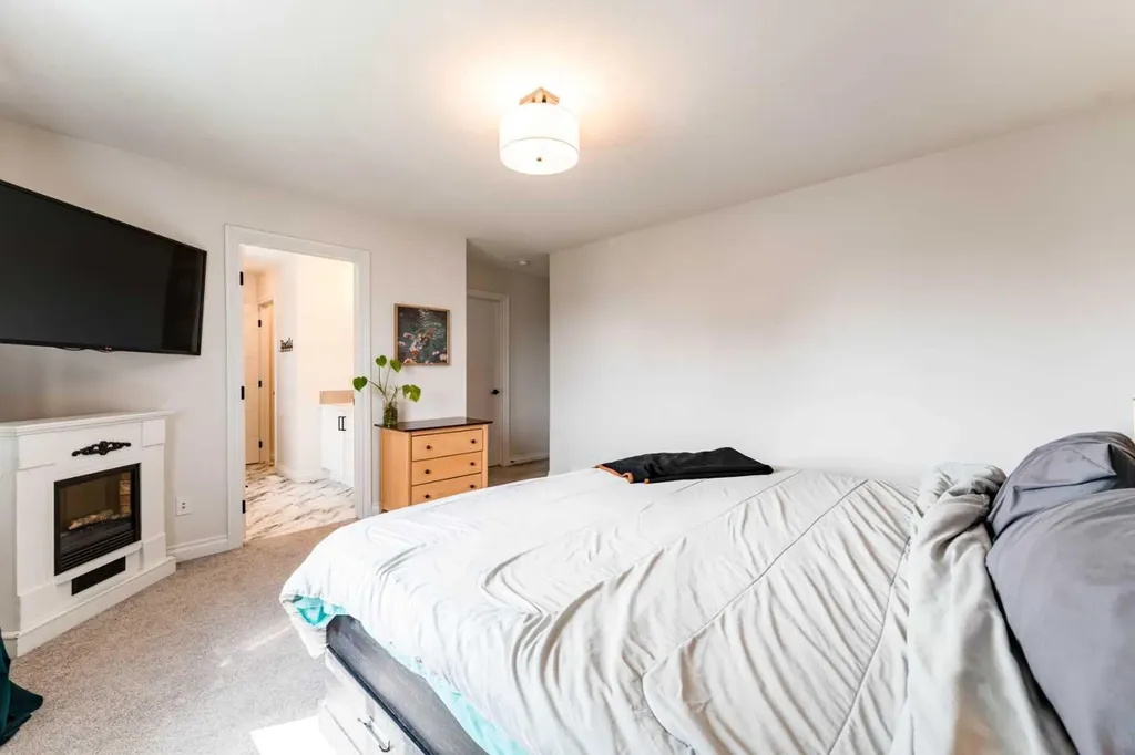 1484 Bayview Point SW Airdrie AB T4B 3N8