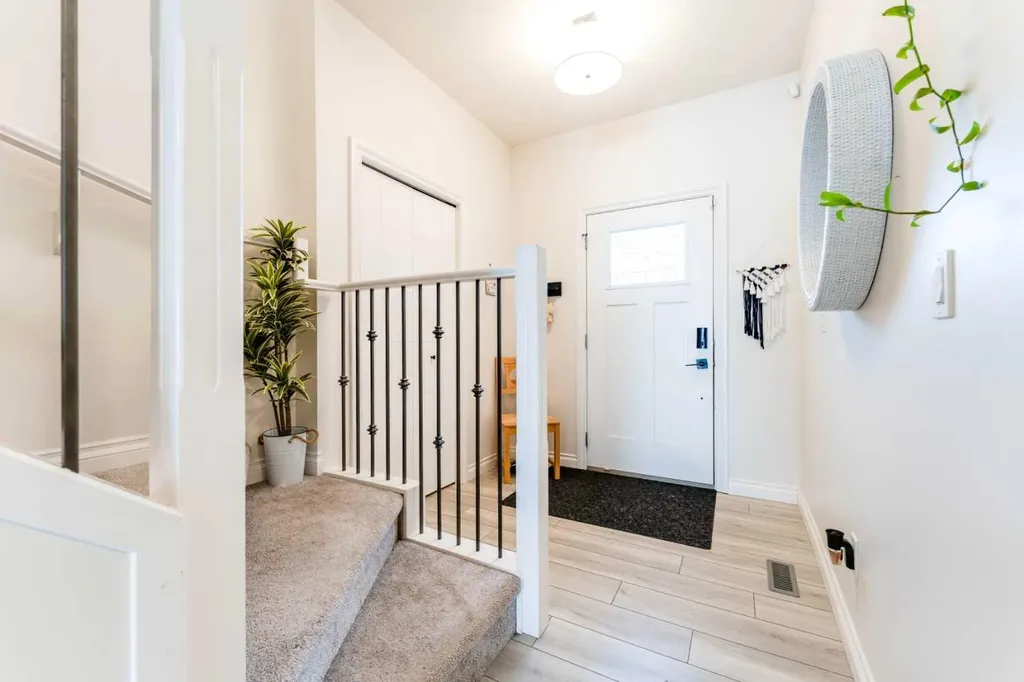 1484 Bayview Point SW Airdrie AB T4B 3N8