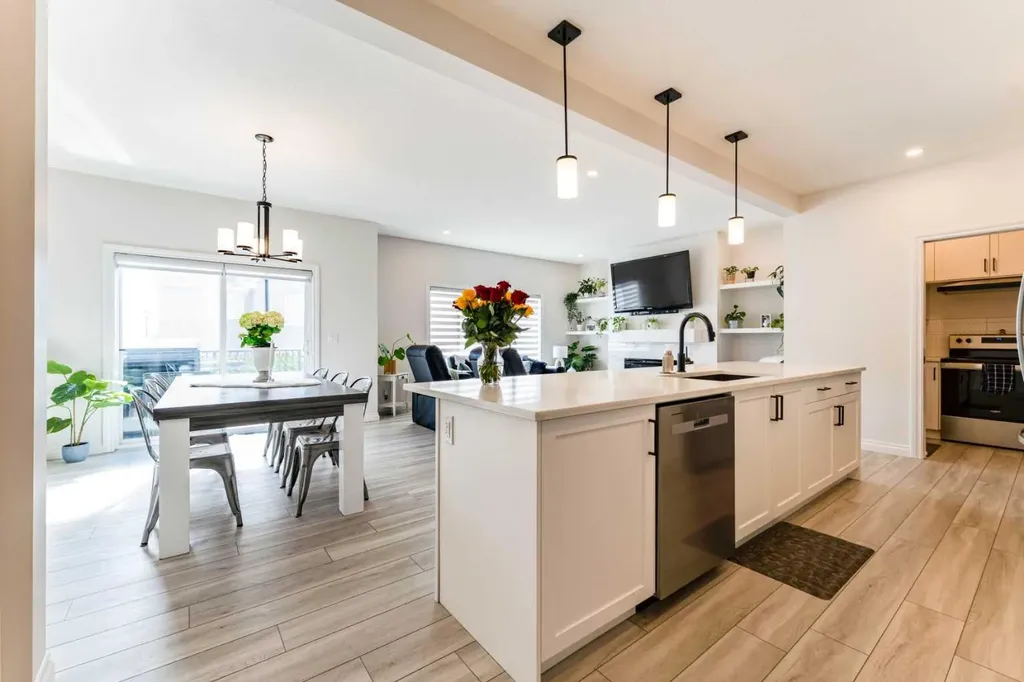 1484 Bayview Point SW Airdrie AB T4B 3N8