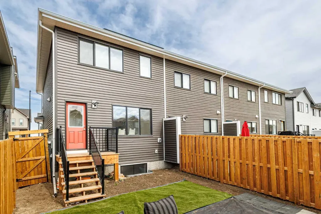 19825 45 Street SE Calgary AB T3M 3B5