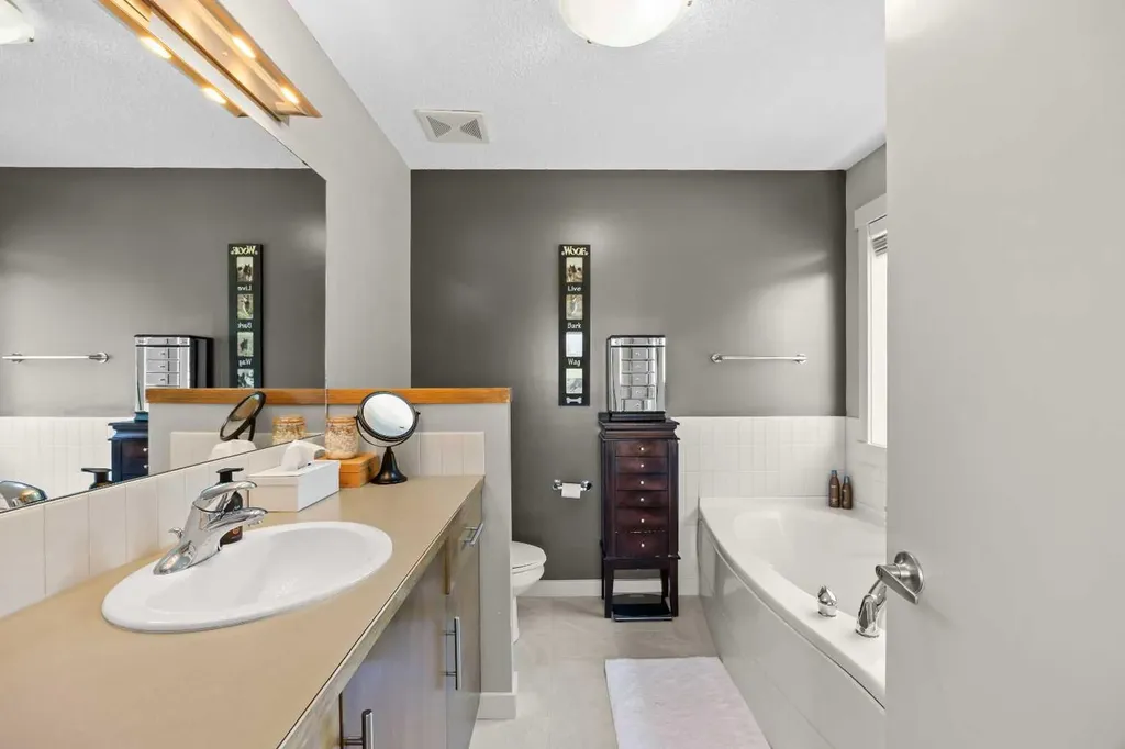 86 Rockyspring Circle NW Calgary AB T3G 6A1