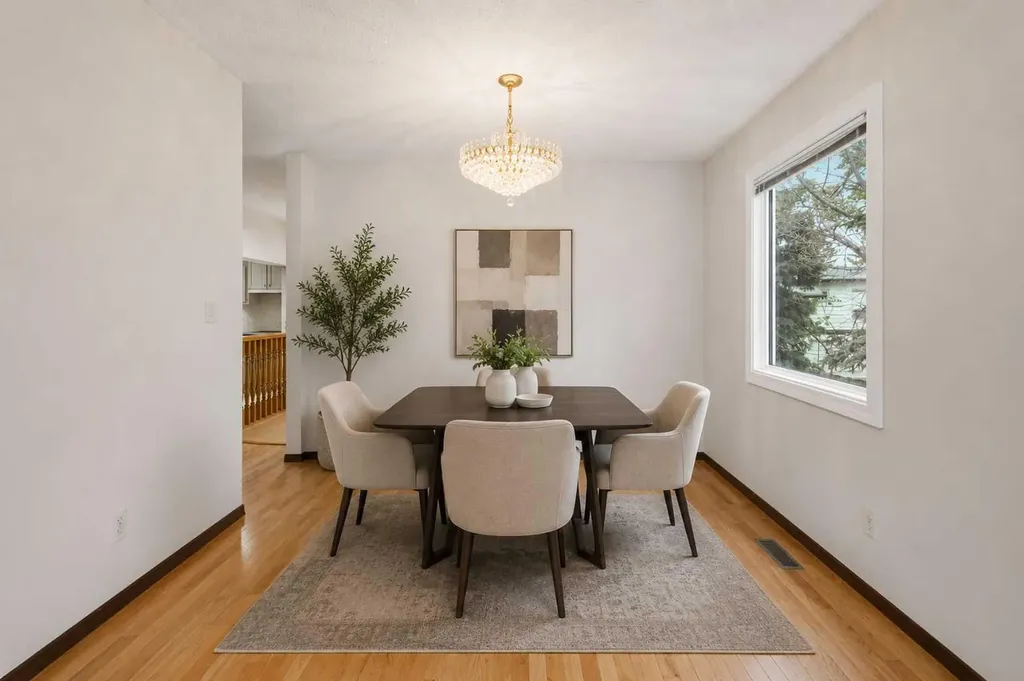 27 Woodgreen Place SW Calgary AB T2W 4A3