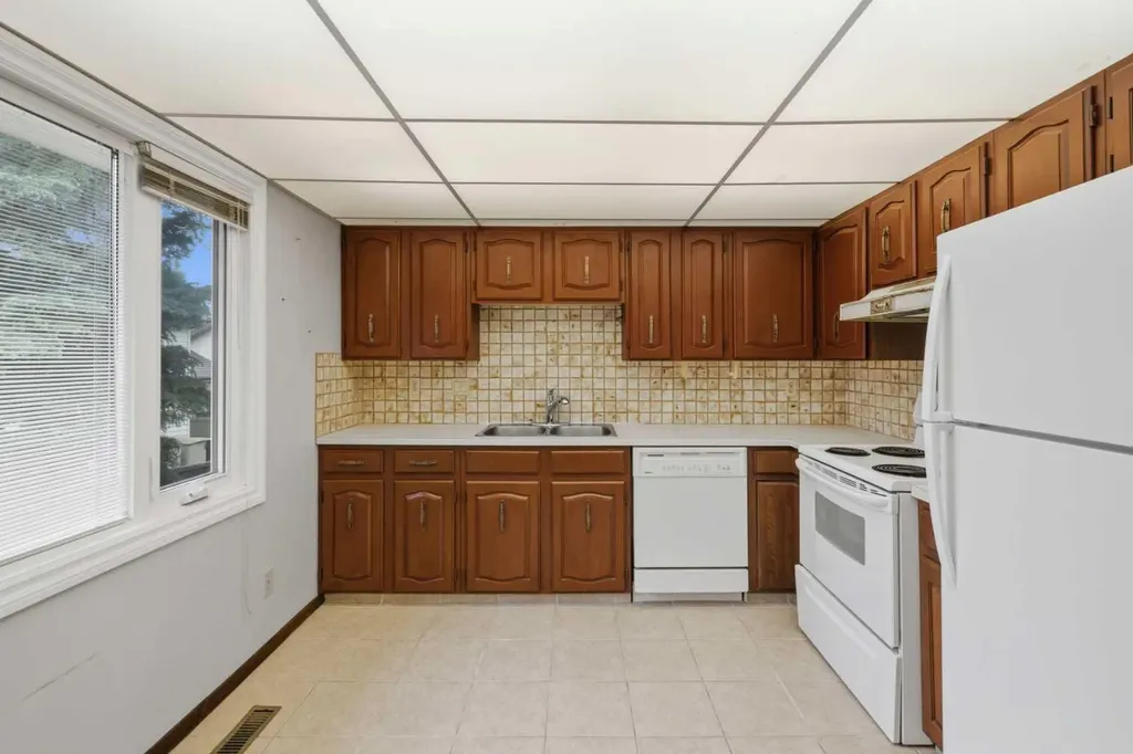 27 Woodgreen Place SW Calgary AB T2W 4A3