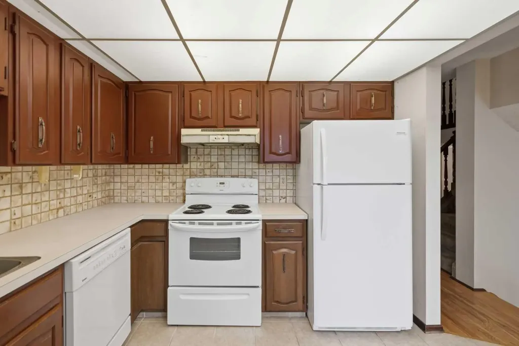 27 Woodgreen Place SW Calgary AB T2W 4A3